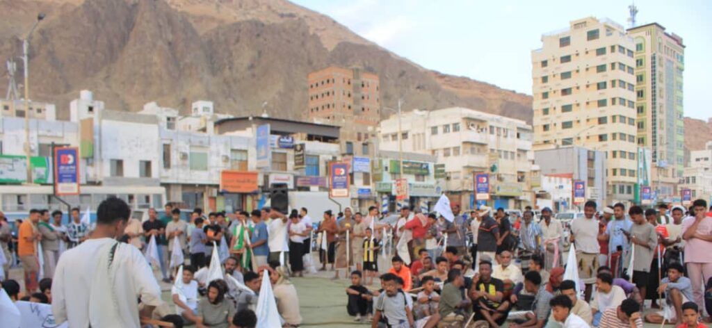 بالصور ..وقفة جماهيرية حاشدة في المكلا احتجاجًا على تدهور الوضع المعيشي والخدمي ودعمًا لاستحقاقات حضرموت بالصور ..وقفة جماهيرية حاشدة في المكلا احتجاجًا على تدهور الوضع المعيشي والخدمي ودعمًا لاستحقاقات حضرموت