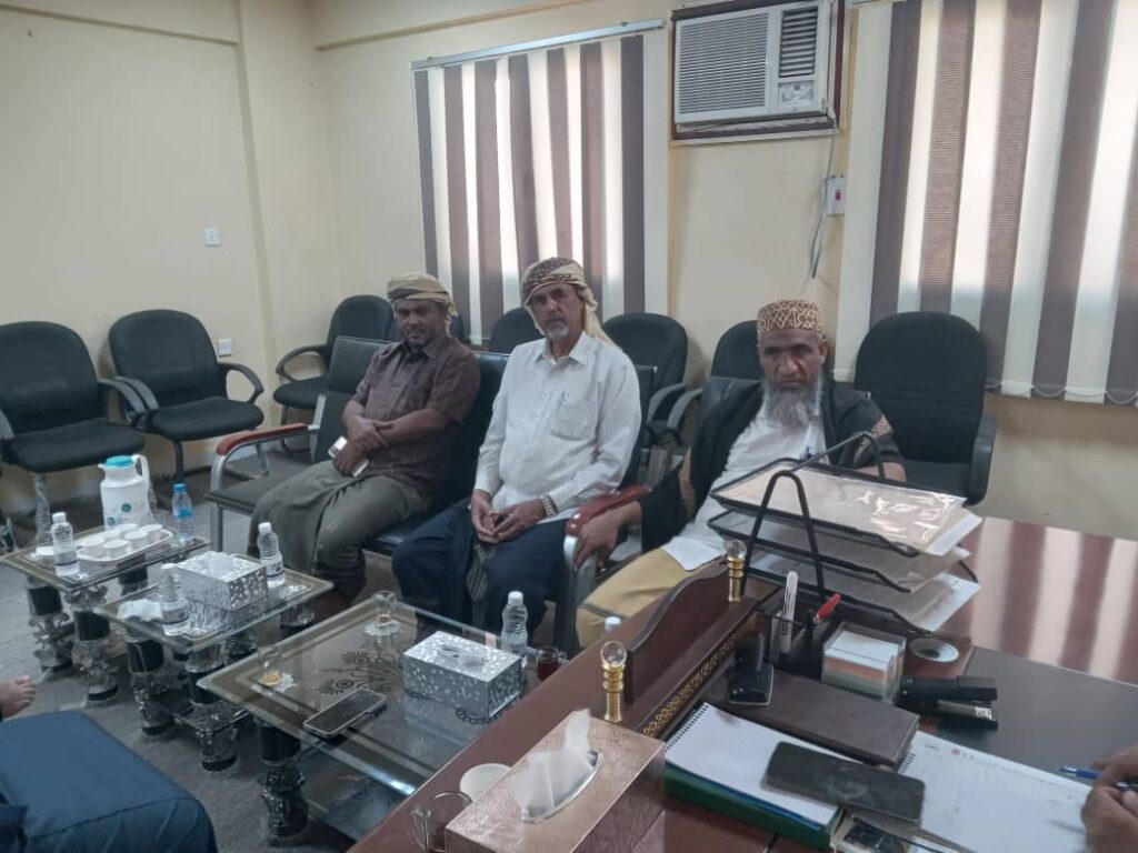 مدير عام مكتب فرع مصلحه شؤون القبائل بساحل محافظه حضرموت رئيس لجنة اصلاح ذات البين يعقد اجتماع بأعضاء اللجنة مدير عام مكتب فرع مصلحه شؤون القبائل بساحل محافظه حضرموت رئيس لجنة اصلاح ذات البين يعقد اجتماع بأعضاء اللجنة