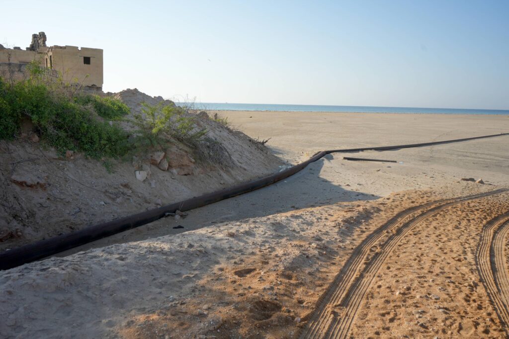 عضو مجلس القيادة الرئاسي البحسني يزور ميناء الضبة النفطي ويتتبع خط لأنبوب نفط غير قانوني عضو مجلس القيادة الرئاسي البحسني يزور ميناء الضبة النفطي ويتتبع خط لأنبوب نفط غير قانوني