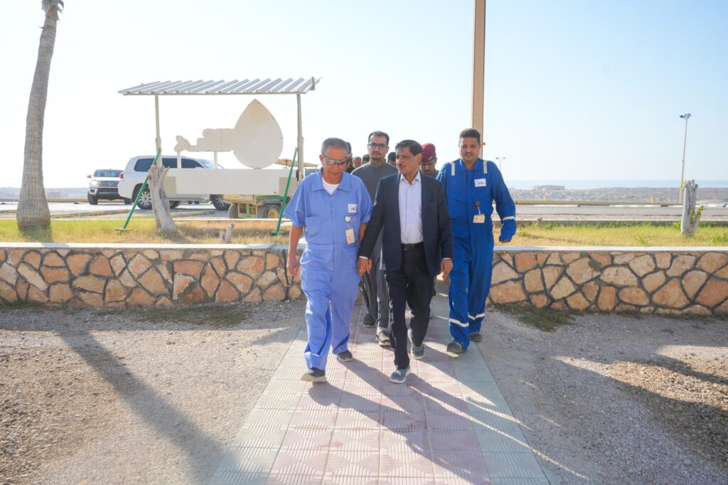 عضو مجلس القيادة الرئاسي البحسني يزور ميناء الضبة النفطي ويتتبع خط لأنبوب نفط غير قانوني عضو مجلس القيادة الرئاسي البحسني يزور ميناء الضبة النفطي ويتتبع خط لأنبوب نفط غير قانوني