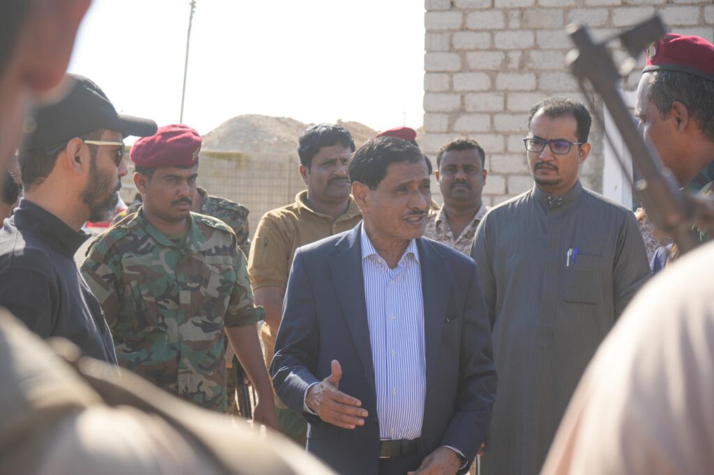 عضو مجلس القيادة الرئاسي البحسني يشيد بيقظة نقطة الصلب في كشف وضبط عملية تهريب للديزل عضو مجلس القيادة الرئاسي البحسني يشيد بيقظة نقطة الصلب في كشف وضبط عملية تهريب للديزل