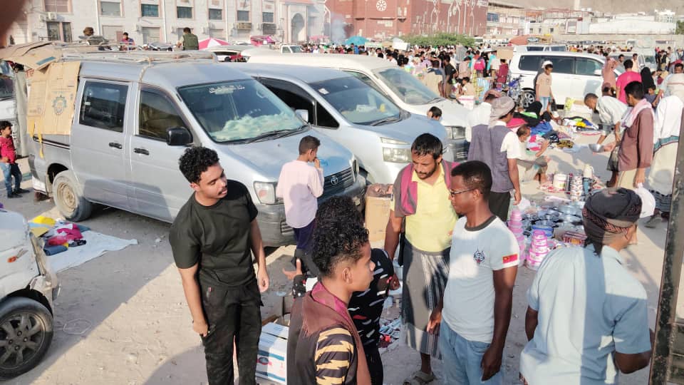 شاهد بالصور في مدينة المكلا إقبال كبير لشراء الأواني المنزلية القديمة من سوق الحراج في أول جمعة من شهر شعبان شاهد بالصور في مدينة المكلا إقبال كبير لشراء الأواني المنزلية القديمة من سوق الحراج في أول جمعة من شهر شعبان