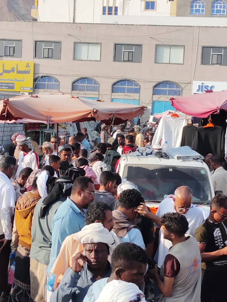 شاهد بالصور في مدينة المكلا إقبال كبير لشراء الأواني المنزلية القديمة من سوق الحراج في أول جمعة من شهر شعبان شاهد بالصور في مدينة المكلا إقبال كبير لشراء الأواني المنزلية القديمة من سوق الحراج في أول جمعة من شهر شعبان