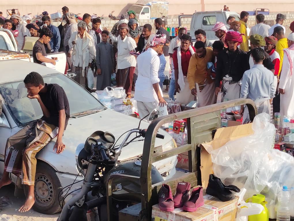 شاهد بالصور في مدينة المكلا إقبال كبير لشراء الأواني المنزلية القديمة من سوق الحراج في أول جمعة من شهر شعبان شاهد بالصور في مدينة المكلا إقبال كبير لشراء الأواني المنزلية القديمة من سوق الحراج في أول جمعة من شهر شعبان