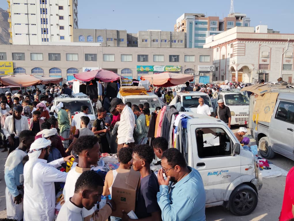 شاهد بالصور في مدينة المكلا إقبال كبير لشراء الأواني المنزلية القديمة من سوق الحراج في أول جمعة من شهر شعبان شاهد بالصور في مدينة المكلا إقبال كبير لشراء الأواني المنزلية القديمة من سوق الحراج في أول جمعة من شهر شعبان