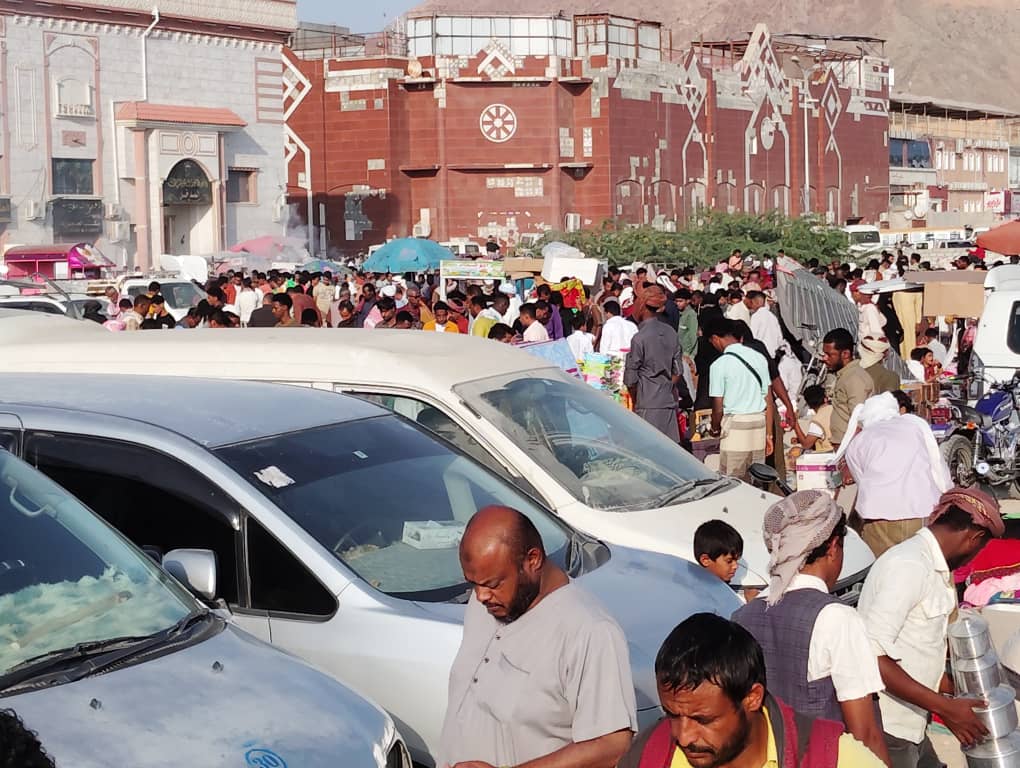 شاهد بالصور في مدينة المكلا إقبال كبير لشراء الأواني المنزلية القديمة من سوق الحراج في أول جمعة من شهر شعبان شاهد بالصور في مدينة المكلا إقبال كبير لشراء الأواني المنزلية القديمة من سوق الحراج في أول جمعة من شهر شعبان