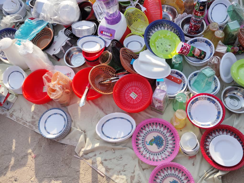 شاهد بالصور في مدينة المكلا إقبال كبير لشراء الأواني المنزلية القديمة من سوق الحراج في أول جمعة من شهر شعبان شاهد بالصور في مدينة المكلا إقبال كبير لشراء الأواني المنزلية القديمة من سوق الحراج في أول جمعة من شهر شعبان