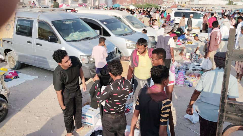 شاهد بالصور في مدينة المكلا إقبال كبير لشراء الأواني المنزلية القديمة من سوق الحراج في أول جمعة من شهر شعبان شاهد بالصور في مدينة المكلا إقبال كبير لشراء الأواني المنزلية القديمة من سوق الحراج في أول جمعة من شهر شعبان