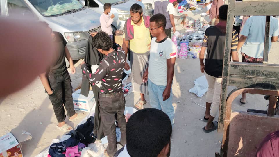 شاهد بالصور في مدينة المكلا إقبال كبير لشراء الأواني المنزلية القديمة من سوق الحراج في أول جمعة من شهر شعبان شاهد بالصور في مدينة المكلا إقبال كبير لشراء الأواني المنزلية القديمة من سوق الحراج في أول جمعة من شهر شعبان