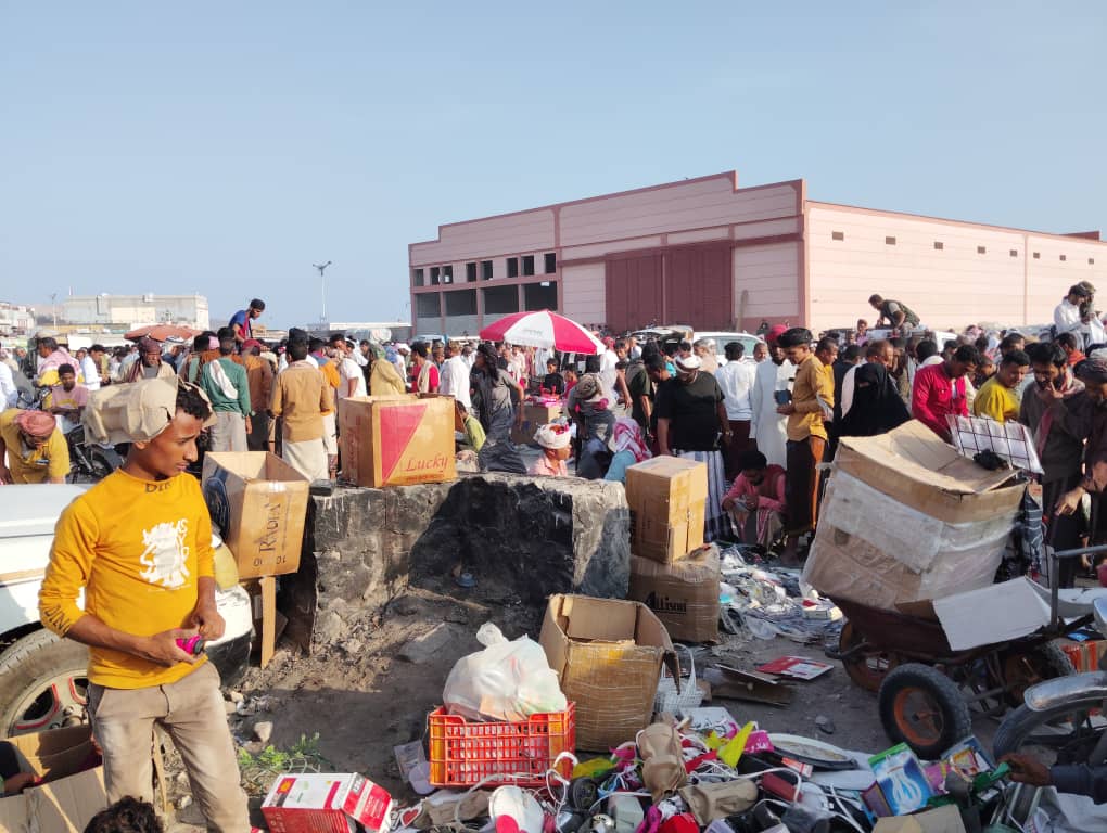 شاهد بالصور في مدينة المكلا إقبال كبير لشراء الأواني المنزلية القديمة من سوق الحراج في أول جمعة من شهر شعبان شاهد بالصور في مدينة المكلا إقبال كبير لشراء الأواني المنزلية القديمة من سوق الحراج في أول جمعة من شهر شعبان