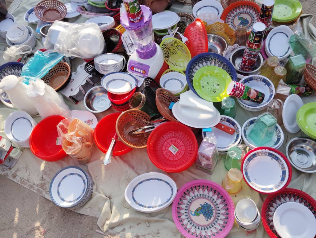 شاهد بالصور في مدينة المكلا إقبال كبير لشراء الأواني المنزلية القديمة من سوق الحراج في أول جمعة من شهر شعبان شاهد بالصور في مدينة المكلا إقبال كبير لشراء الأواني المنزلية القديمة من سوق الحراج في أول جمعة من شهر شعبان