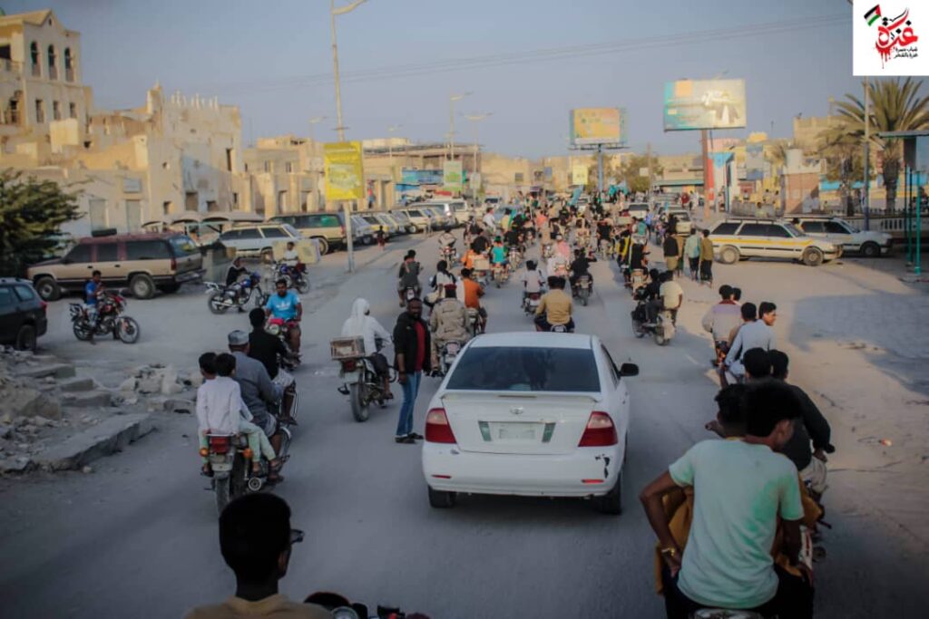 مدينة الشحر تنتفض دعما لغزة: مسيرة جماهيرية وعرض رمزي للمقاومة "صور" مدينة الشحر تنتفض دعما لغزة: مسيرة جماهيرية وعرض رمزي للمقاومة "صور"