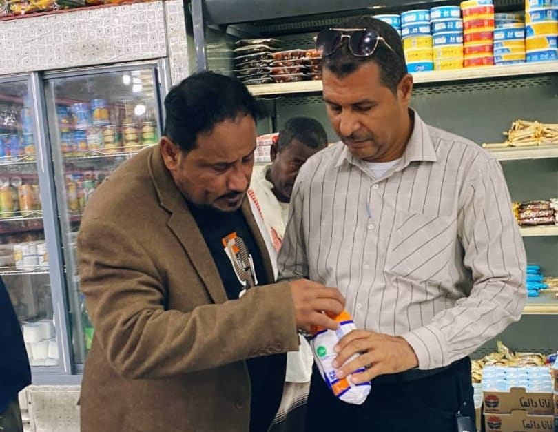 الإصحاح البيئي بساحل حضرموت مع أشغال بروم ميفع يضبطان مخالفات صحية بالمديرية` الإصحاح البيئي بساحل حضرموت مع أشغال بروم ميفع يضبطان مخالفات صحية بالمديرية`