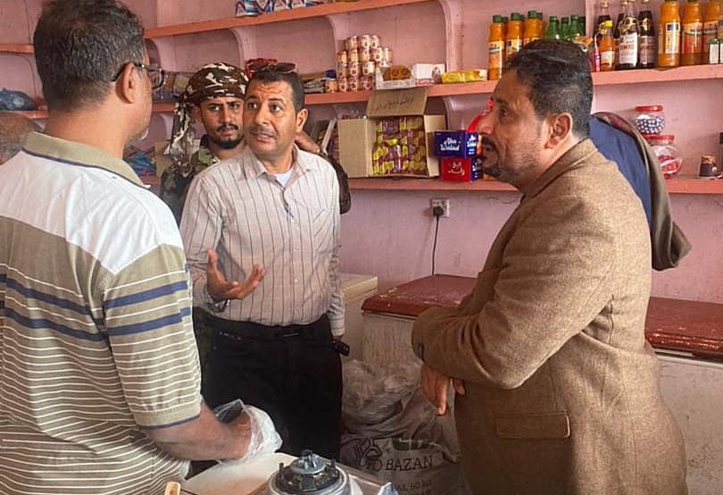 الإصحاح البيئي بساحل حضرموت مع أشغال بروم ميفع يضبطان مخالفات صحية بالمديرية` الإصحاح البيئي بساحل حضرموت مع أشغال بروم ميفع يضبطان مخالفات صحية بالمديرية`