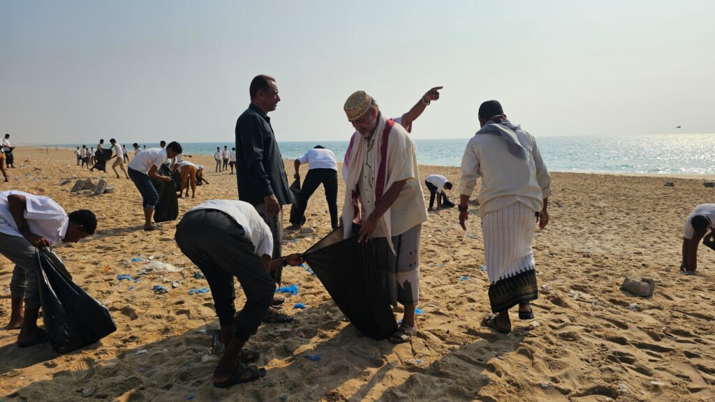 شاهد بالصور.. مبادرة طلابية لتنظيف كورنيش قصيعر بمشاركة مدير عام المديرية شاهد بالصور.. مبادرة طلابية لتنظيف كورنيش قصيعر بمشاركة مدير عام المديرية