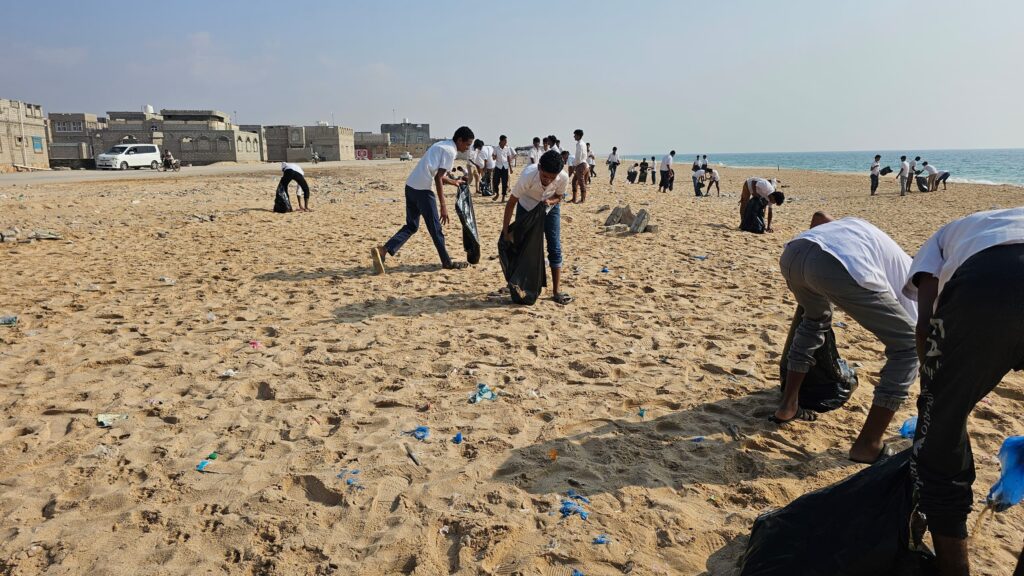 شاهد بالصور.. مبادرة طلابية لتنظيف كورنيش قصيعر بمشاركة مدير عام المديرية شاهد بالصور.. مبادرة طلابية لتنظيف كورنيش قصيعر بمشاركة مدير عام المديرية
