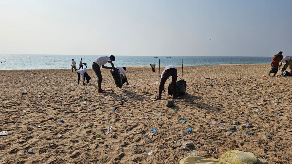 شاهد بالصور.. مبادرة طلابية لتنظيف كورنيش قصيعر بمشاركة مدير عام المديرية شاهد بالصور.. مبادرة طلابية لتنظيف كورنيش قصيعر بمشاركة مدير عام المديرية