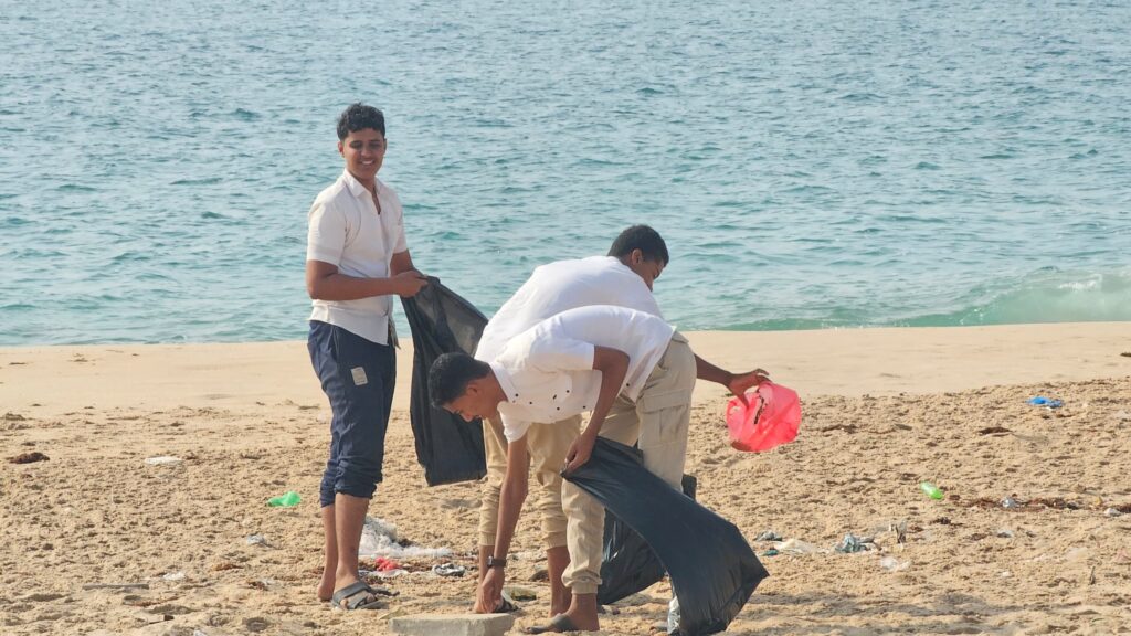 شاهد بالصور.. مبادرة طلابية لتنظيف كورنيش قصيعر بمشاركة مدير عام المديرية شاهد بالصور.. مبادرة طلابية لتنظيف كورنيش قصيعر بمشاركة مدير عام المديرية