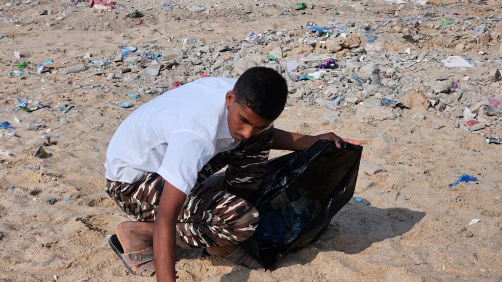 شاهد بالصور.. مبادرة طلابية لتنظيف كورنيش قصيعر بمشاركة مدير عام المديرية شاهد بالصور.. مبادرة طلابية لتنظيف كورنيش قصيعر بمشاركة مدير عام المديرية