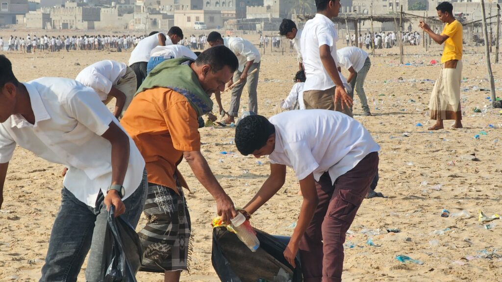 شاهد بالصور.. مبادرة طلابية لتنظيف كورنيش قصيعر بمشاركة مدير عام المديرية شاهد بالصور.. مبادرة طلابية لتنظيف كورنيش قصيعر بمشاركة مدير عام المديرية