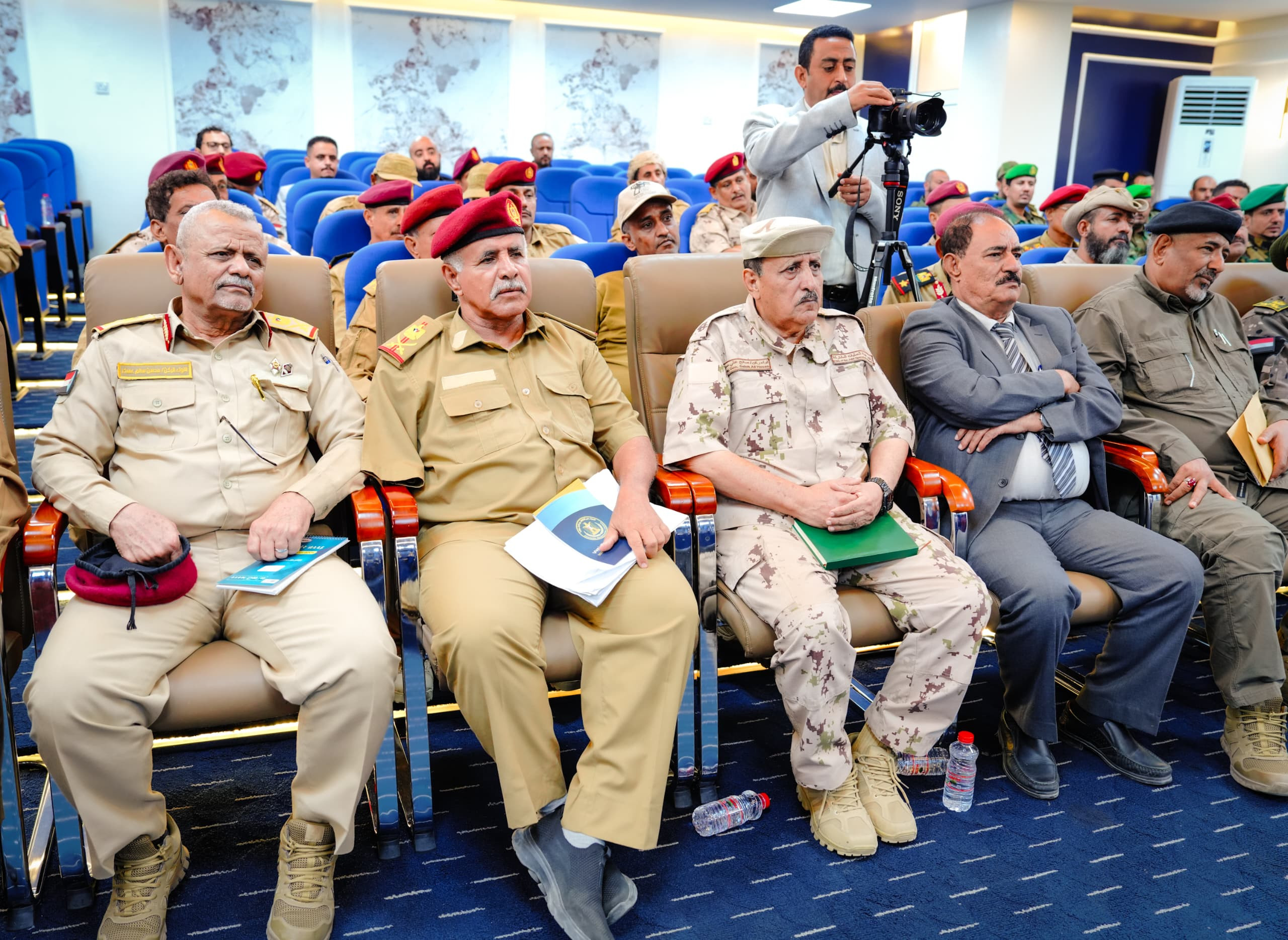 الرئيس الزُبيدي يرأس اجتماعا موسعا للقادة العسكريين والأمنيين الجنوبيين الرئيس الزُبيدي يرأس اجتماعا موسعا للقادة العسكريين والأمنيين الجنوبيين