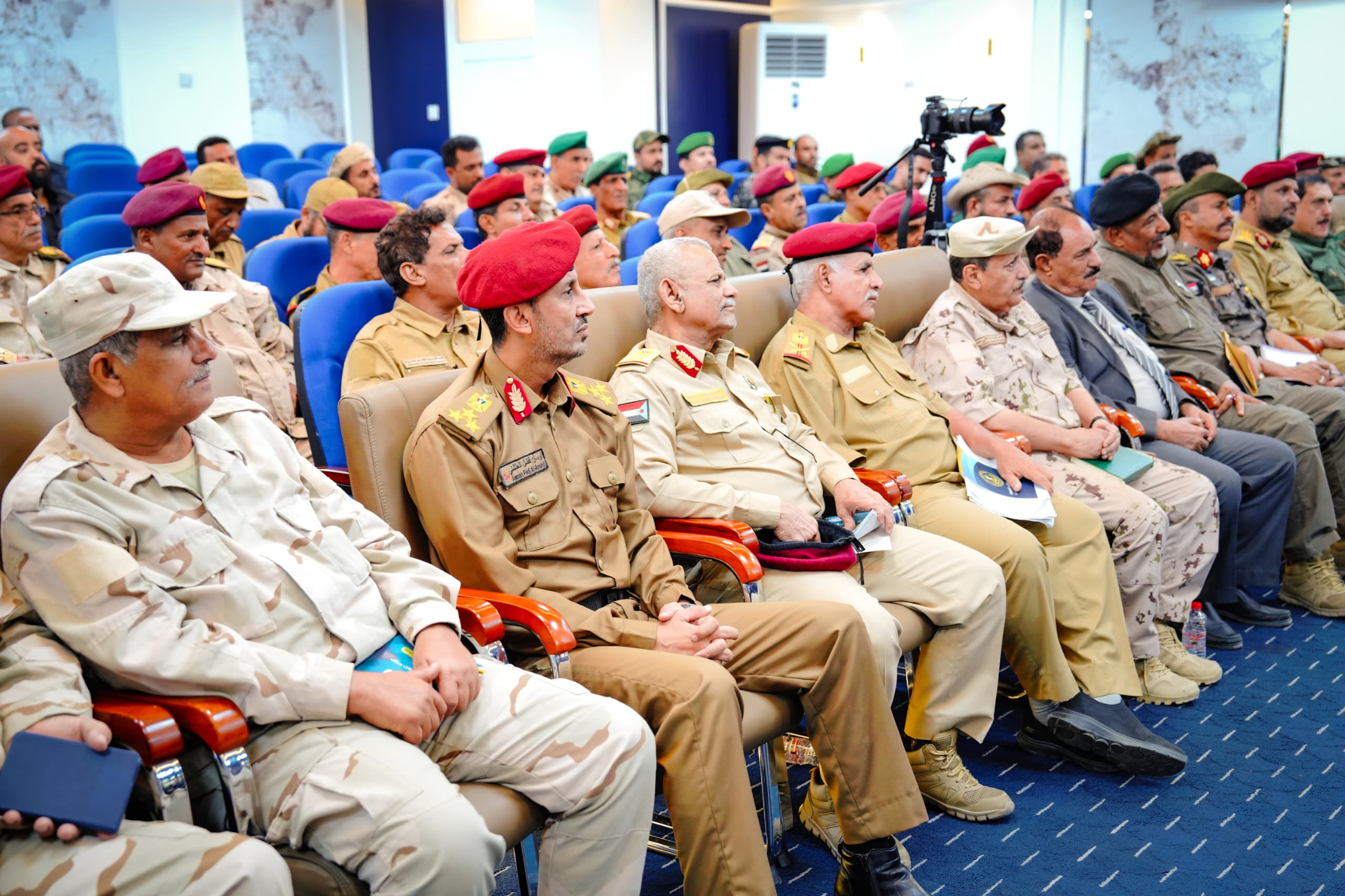 الرئيس الزُبيدي يرأس اجتماعا موسعا للقادة العسكريين والأمنيين الجنوبيين الرئيس الزُبيدي يرأس اجتماعا موسعا للقادة العسكريين والأمنيين الجنوبيين