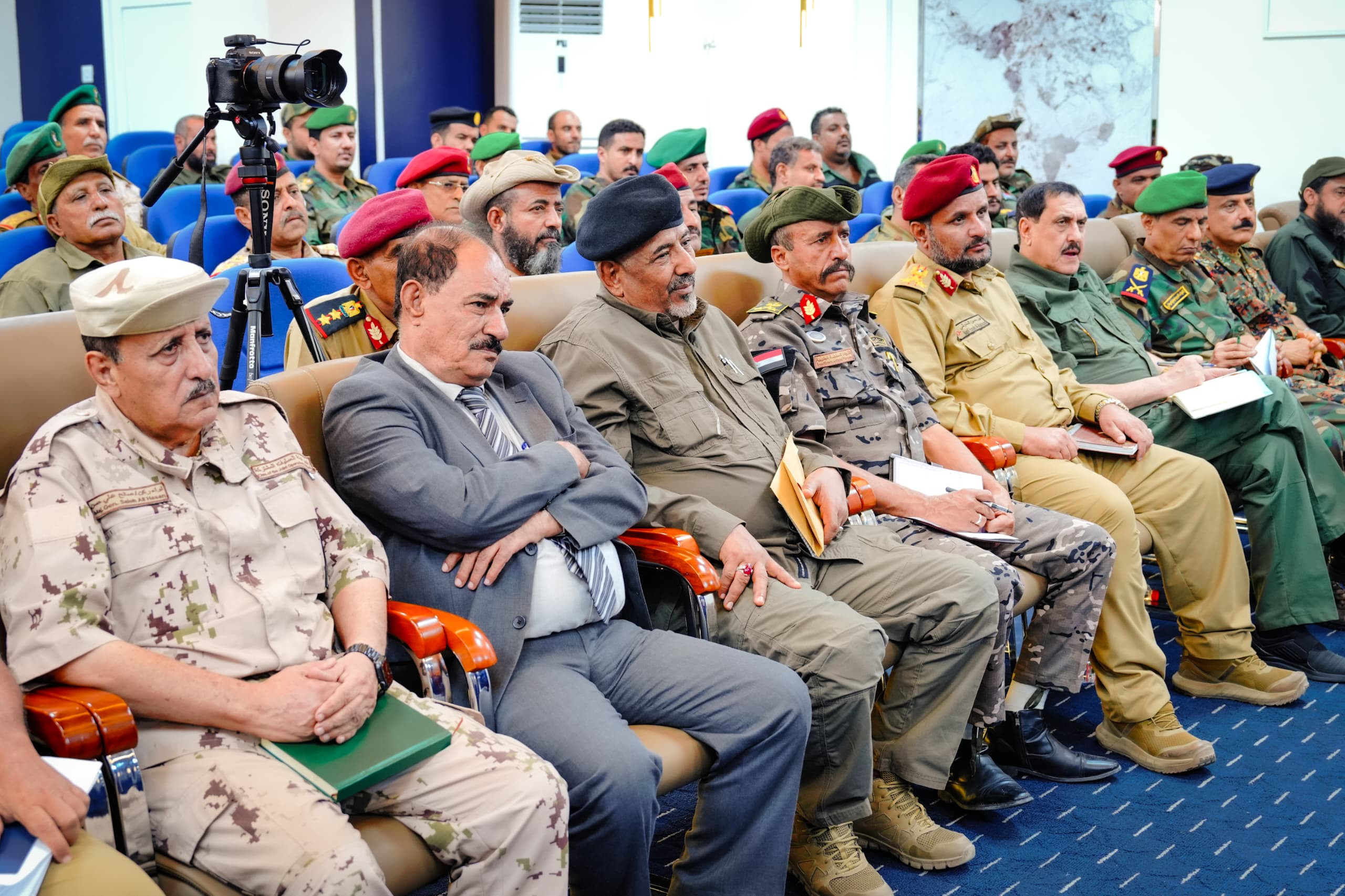 الرئيس الزُبيدي يرأس اجتماعا موسعا للقادة العسكريين والأمنيين الجنوبيين الرئيس الزُبيدي يرأس اجتماعا موسعا للقادة العسكريين والأمنيين الجنوبيين