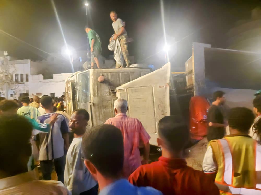 انقلاب شاحنة كبيرة في المعلا يثير مطالبات بتنظيم حركة الشاحنات في الشوارع المزدحمة - انقلاب شاحنة كبيرة في المعلا يثير مطالبات بتنظيم حركة الشاحنات في الشوارع المزدحمة -