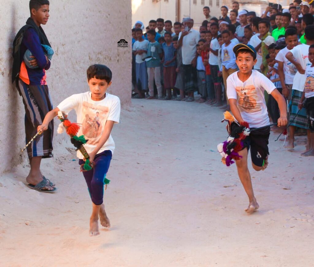 تأثرا بسباق الهجن.. أطفال تريم يقيمون سباقًا من نوع آخر "شاهد الصور" تأثرا بسباق الهجن.. أطفال تريم يقيمون سباقًا من نوع آخر "شاهد الصور"