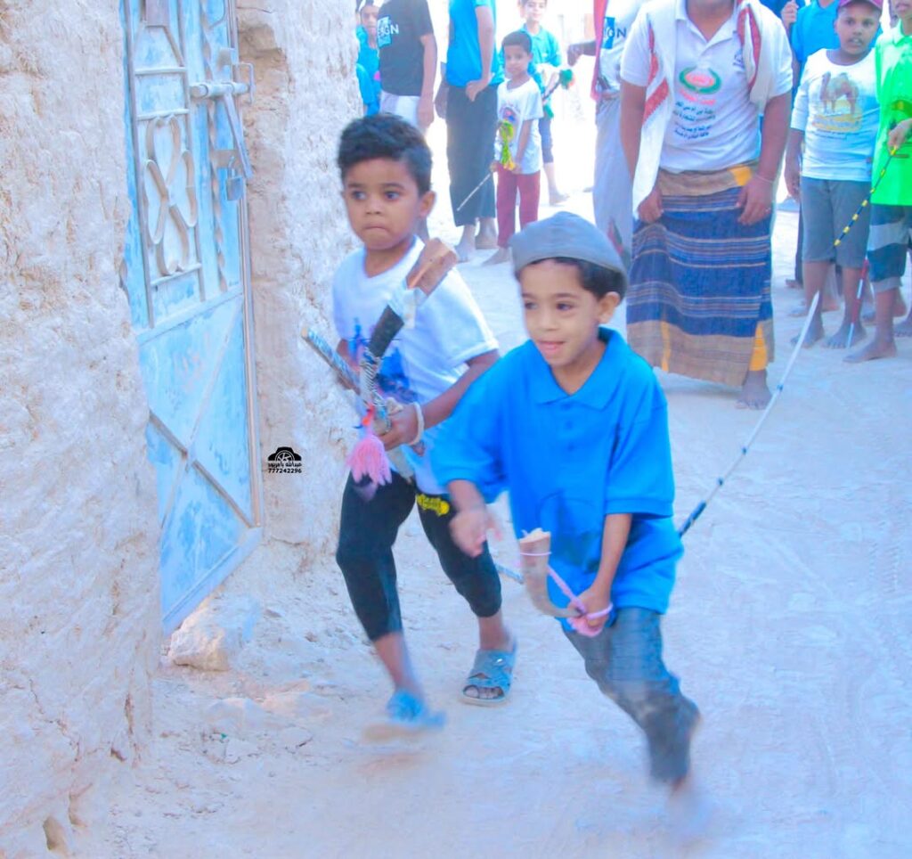 تأثرا بسباق الهجن.. أطفال تريم يقيمون سباقًا من نوع آخر "شاهد الصور" تأثرا بسباق الهجن.. أطفال تريم يقيمون سباقًا من نوع آخر "شاهد الصور"