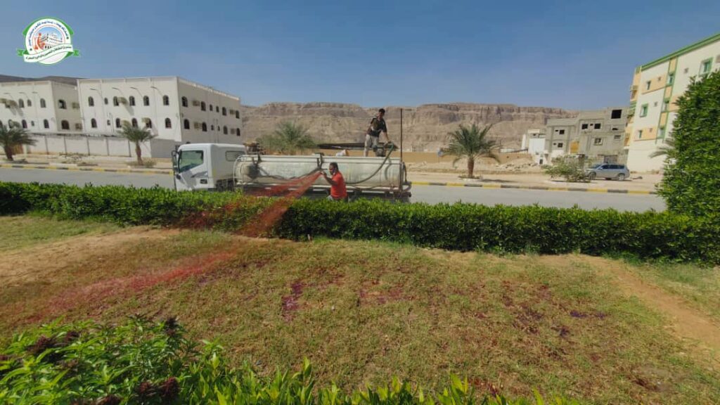 طاقم التشجير ينفذ عملية تسميد الأشجار ضمن خطة العام الجديد 2025 طاقم التشجير ينفذ عملية تسميد الأشجار ضمن خطة العام الجديد 2025