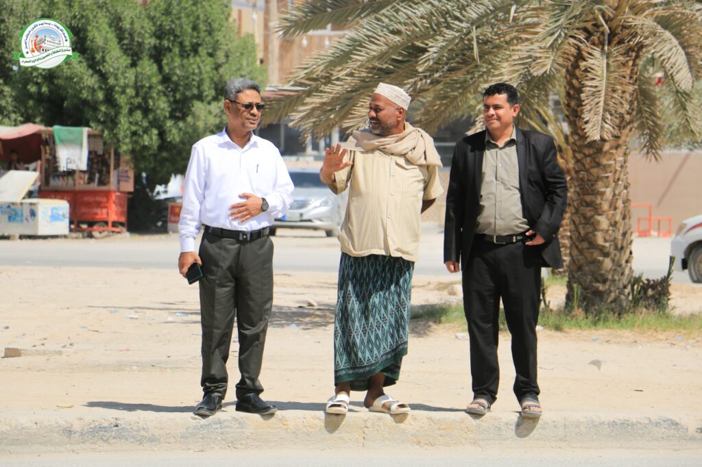 مدير عام صندوق النظافة والتحسين ينفذ نزولًا ميدانيًا لمناقشة بدء تأهيل جولة الرياضيين ومجسم البئر التراثي بسيئون مدير عام صندوق النظافة والتحسين ينفذ نزولًا ميدانيًا لمناقشة بدء تأهيل جولة الرياضيين ومجسم البئر التراثي بسيئون