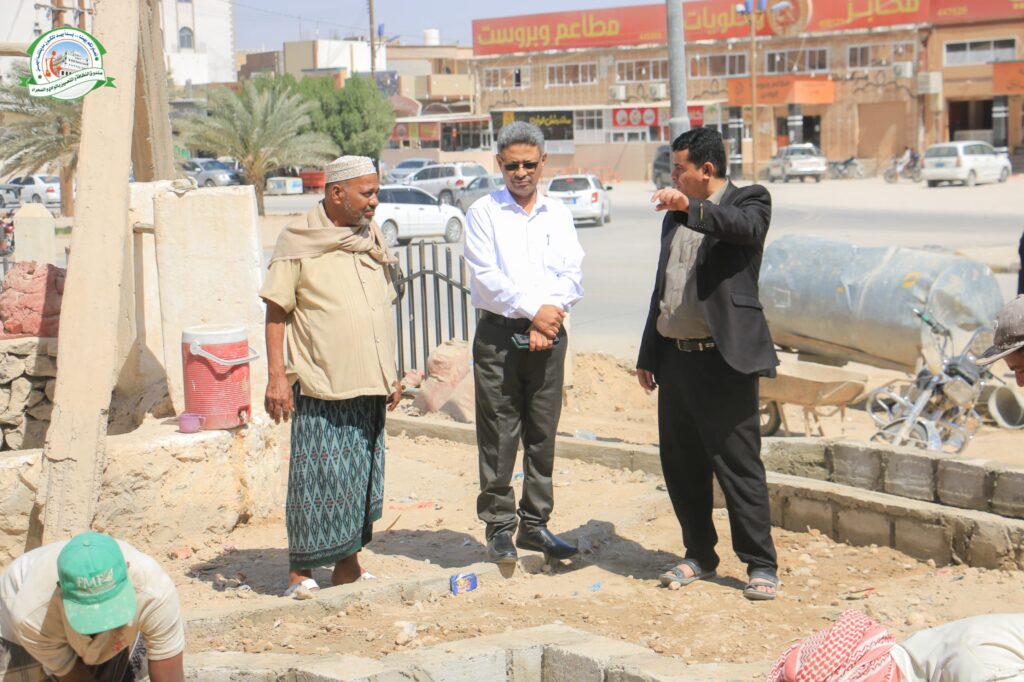 مدير عام صندوق النظافة والتحسين ينفذ نزولًا ميدانيًا لمناقشة بدء تأهيل جولة الرياضيين ومجسم البئر التراثي بسيئون مدير عام صندوق النظافة والتحسين ينفذ نزولًا ميدانيًا لمناقشة بدء تأهيل جولة الرياضيين ومجسم البئر التراثي بسيئون