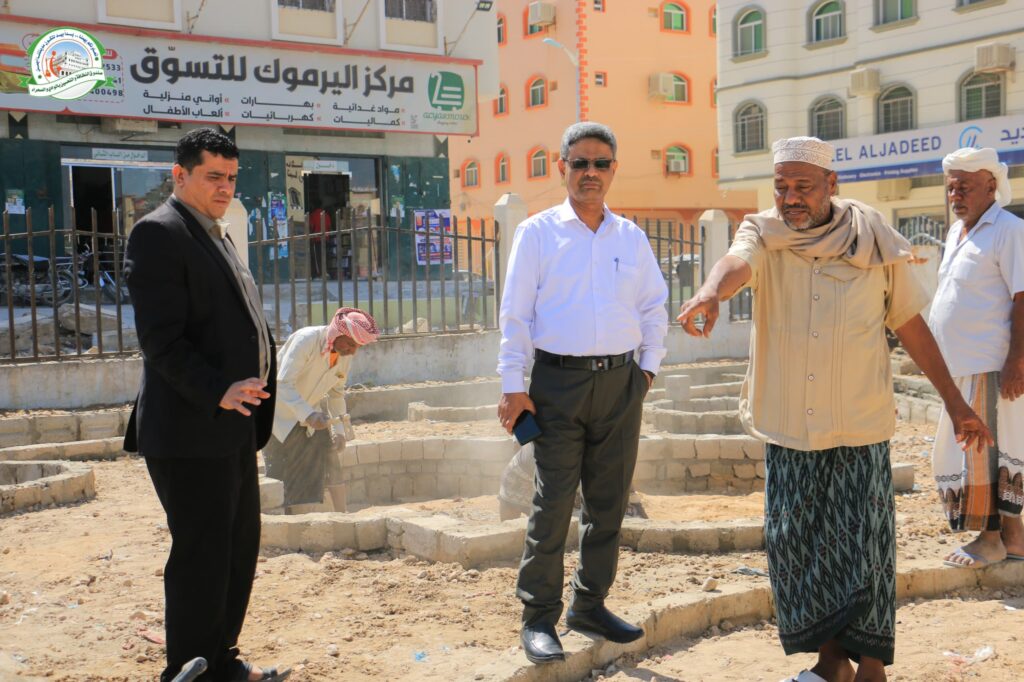 مدير عام صندوق النظافة والتحسين ينفذ نزولًا ميدانيًا لمناقشة بدء تأهيل جولة الرياضيين ومجسم البئر التراثي بسيئون مدير عام صندوق النظافة والتحسين ينفذ نزولًا ميدانيًا لمناقشة بدء تأهيل جولة الرياضيين ومجسم البئر التراثي بسيئون