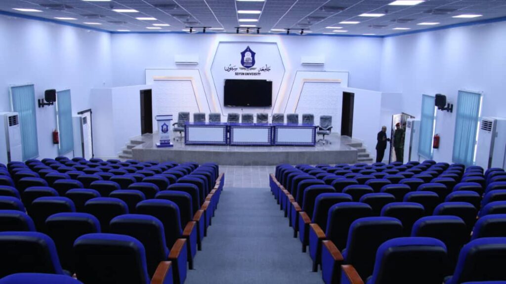 الوكيل العامري يفتتح القاعة الكبرى بمجمع الكليات بالحرم الجامعي لجامعة سيئون بتمويل حكومي الوكيل العامري يفتتح القاعة الكبرى بمجمع الكليات بالحرم الجامعي لجامعة سيئون بتمويل حكومي
