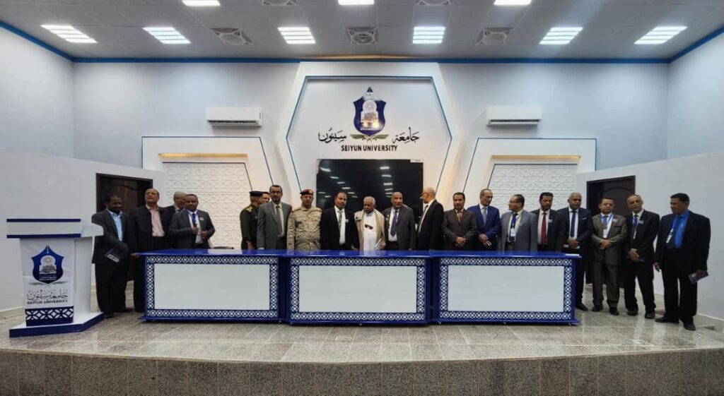 الوكيل العامري يفتتح القاعة الكبرى بمجمع الكليات بالحرم الجامعي لجامعة سيئون بتمويل حكومي الوكيل العامري يفتتح القاعة الكبرى بمجمع الكليات بالحرم الجامعي لجامعة سيئون بتمويل حكومي