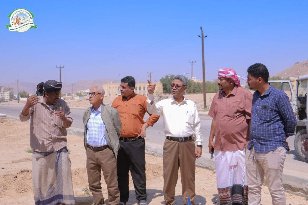 إمتدادًا لمهرجان النخيل.. مدير عام صندوق النظافة ومكتب الزراعة يدشّنان زراعة شارع الستين بسيئون بأشجار النخيل إمتدادًا لمهرجان النخيل.. مدير عام صندوق النظافة ومكتب الزراعة يدشّنان زراعة شارع الستين بسيئون بأشجار النخيل