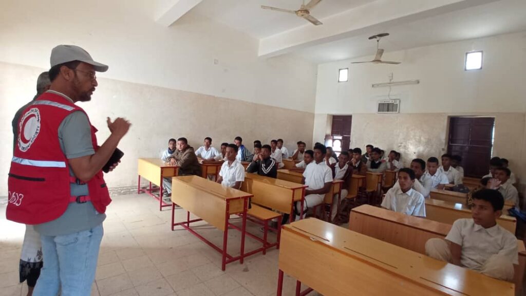 فريق التوعية بجمعية الهلال الأحمر اليمني بحضرموت يزور مدرسة عبدالله بن سميط فريق التوعية بجمعية الهلال الأحمر اليمني بحضرموت يزور مدرسة عبدالله بن سميط