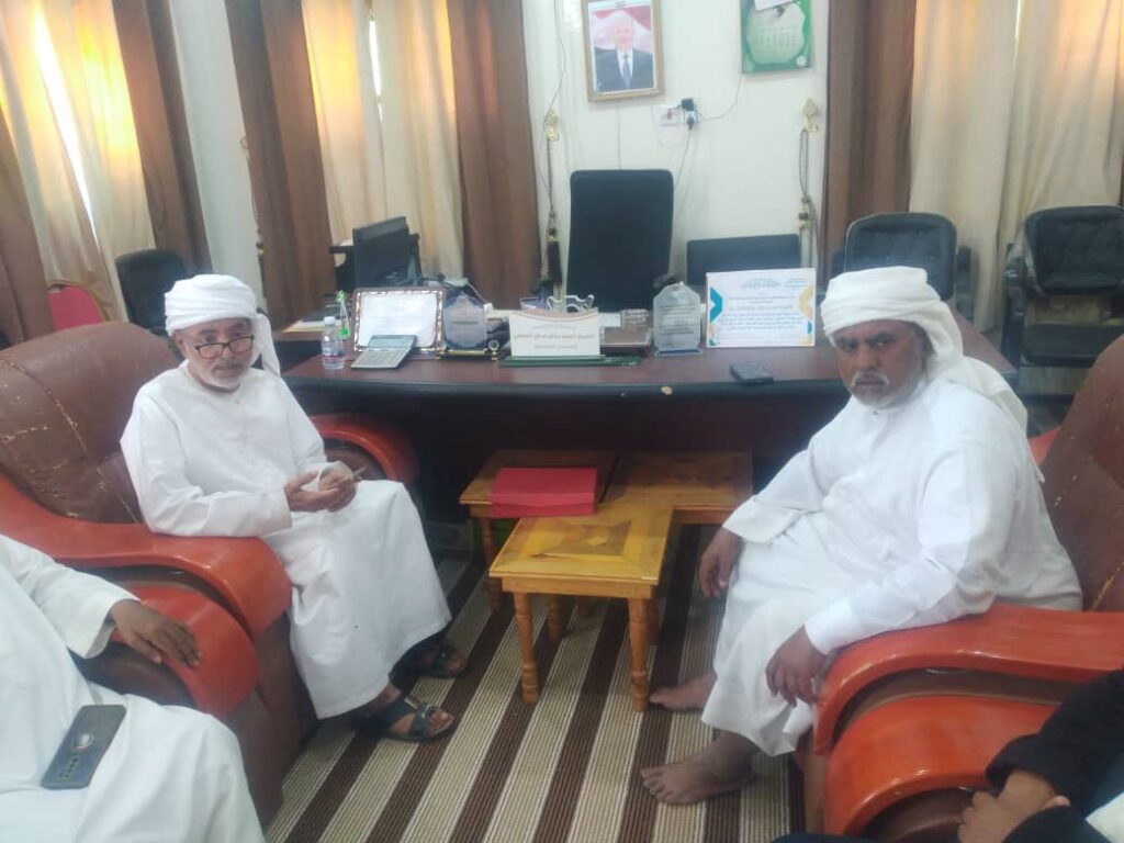 تقديرا لعطائاته الكبيرة في العمل الخيري بالمديرية .. السلطة المحلية بمديرية رماه تكرم الشيخ عبيد شعران المنهالي تقديرا لعطائاته الكبيرة في العمل الخيري بالمديرية .. السلطة المحلية بمديرية رماه تكرم الشيخ عبيد شعران المنهالي