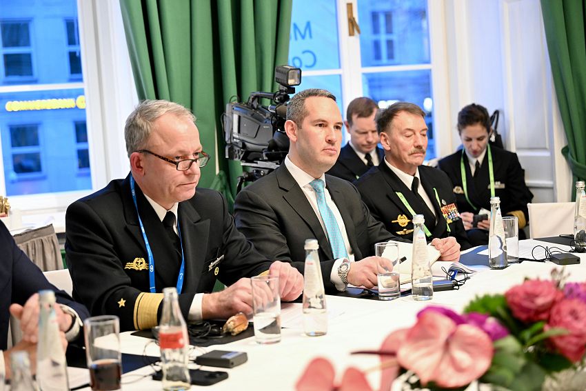رئيس مجلس القيادة: إنهاء الارهاب الحوثي يتطلب من المجتمع الدولي إعادة تعريف الجماعة كتهديد دائم وليس مؤقت رئيس مجلس القيادة: إنهاء الارهاب الحوثي يتطلب من المجتمع الدولي إعادة تعريف الجماعة كتهديد دائم وليس مؤقت