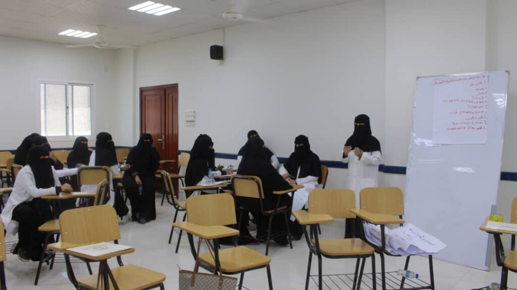 اقامتها دائرة المرأة بمؤتمر حضرموت الجامع بالشراكة مع فرع اتحاد نساء اليمن بالوادي والصحراء:ورشة عمل حول فن التعامل مع المرضى ( دعم نفسي ) تعقد بمدينة سيئون اقامتها دائرة المرأة بمؤتمر حضرموت الجامع بالشراكة مع فرع اتحاد نساء اليمن بالوادي والصحراء:ورشة عمل حول فن التعامل مع المرضى ( دعم نفسي ) تعقد بمدينة سيئون
