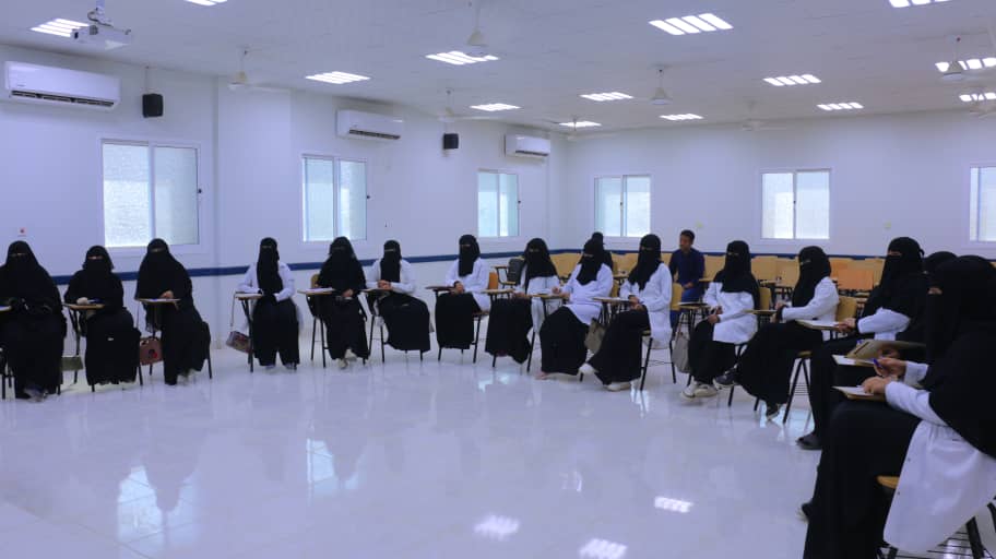 اقامتها دائرة المرأة بمؤتمر حضرموت الجامع بالشراكة مع فرع اتحاد نساء اليمن بالوادي والصحراء:ورشة عمل حول فن التعامل مع المرضى ( دعم نفسي ) تعقد بمدينة سيئون اقامتها دائرة المرأة بمؤتمر حضرموت الجامع بالشراكة مع فرع اتحاد نساء اليمن بالوادي والصحراء:ورشة عمل حول فن التعامل مع المرضى ( دعم نفسي ) تعقد بمدينة سيئون
