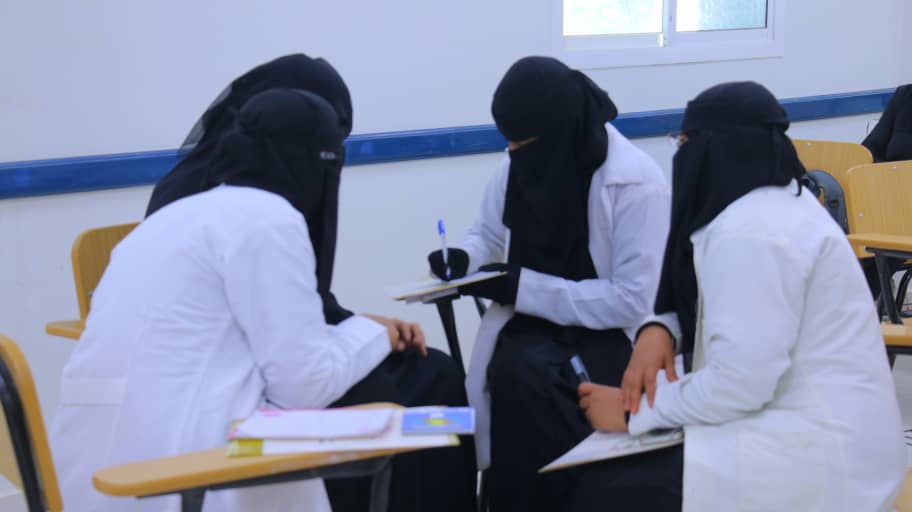 اقامتها دائرة المرأة بمؤتمر حضرموت الجامع بالشراكة مع فرع اتحاد نساء اليمن بالوادي والصحراء:ورشة عمل حول فن التعامل مع المرضى ( دعم نفسي ) تعقد بمدينة سيئون اقامتها دائرة المرأة بمؤتمر حضرموت الجامع بالشراكة مع فرع اتحاد نساء اليمن بالوادي والصحراء:ورشة عمل حول فن التعامل مع المرضى ( دعم نفسي ) تعقد بمدينة سيئون