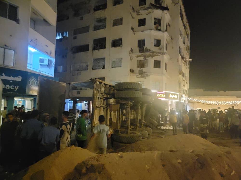 انقلاب شاحنة كبيرة في المعلا يثير مطالبات بتنظيم حركة الشاحنات في الشوارع المزدحمة - انقلاب شاحنة كبيرة في المعلا يثير مطالبات بتنظيم حركة الشاحنات في الشوارع المزدحمة -