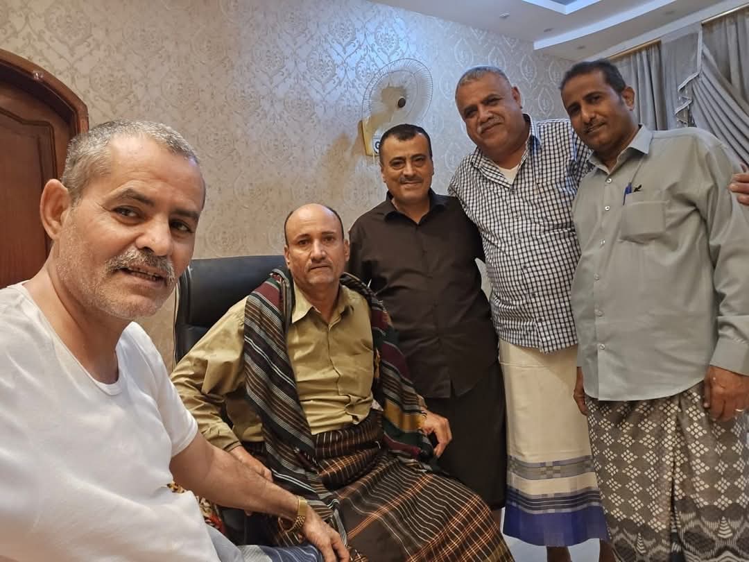 العديد من القيادات والشخصيات الاجتماعية يطمنئؤن على الحالة الصحية للعميد عبدالكريم قاسم العيسائي العديد من القيادات والشخصيات الاجتماعية يطمنئؤن على الحالة الصحية للعميد عبدالكريم قاسم العيسائي