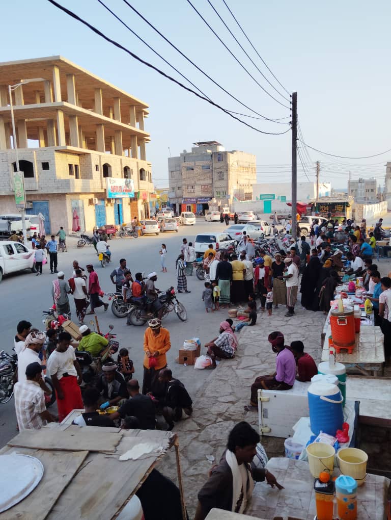 عدسة كاميرا تاربه اليوم الاخباري تتجول في الأسواق الرمضانيه في مدينة الشحر هذا اليوم الأحد التاسع من شهر رمضان عدسة كاميرا تاربه اليوم الاخباري تتجول في الأسواق الرمضانيه في مدينة الشحر هذا اليوم الأحد التاسع من شهر رمضان