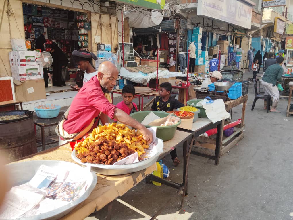 هكذا تبدو الأسواق الشعبية الرمضانيه في مدينة المكلا بحي العمال المعروف باسم شرج بإسالم "شاهد الصور" هكذا تبدو الأسواق الشعبية الرمضانيه في مدينة المكلا بحي العمال المعروف باسم شرج بإسالم "شاهد الصور"