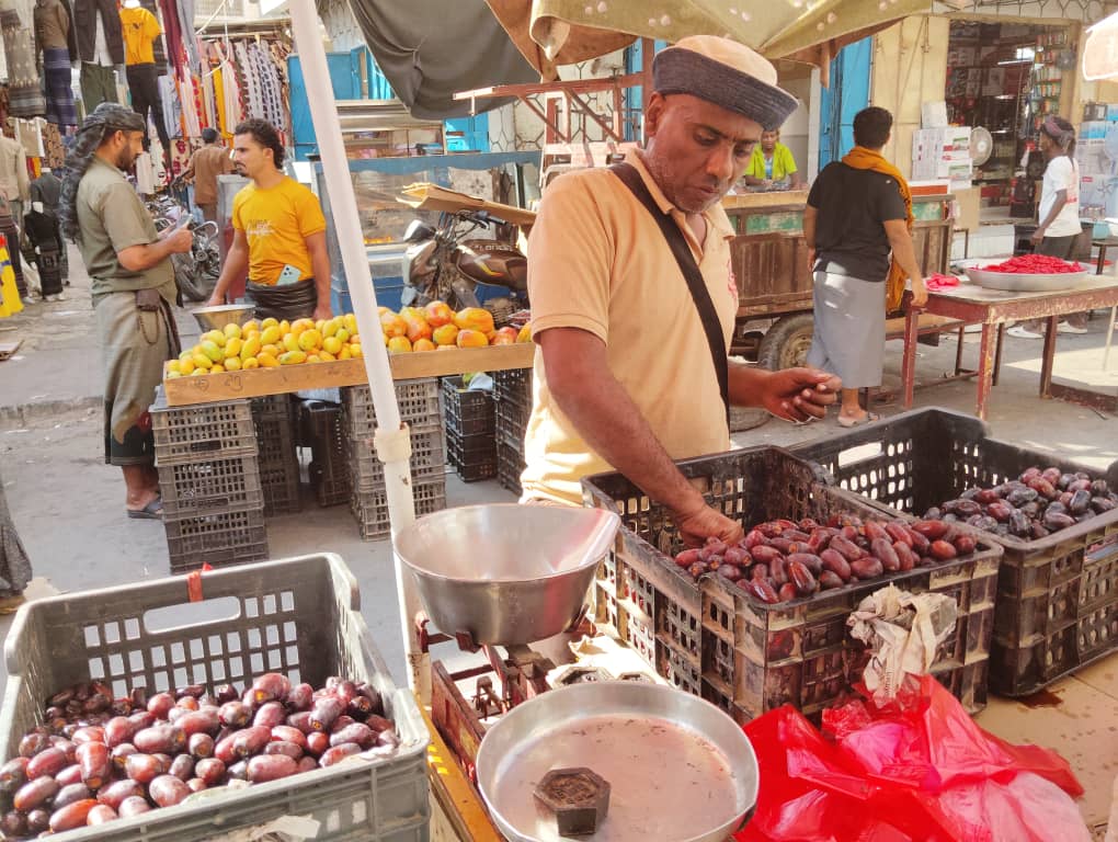 هكذا تبدو الأسواق الشعبية الرمضانيه في مدينة المكلا بحي العمال المعروف باسم شرج بإسالم "شاهد الصور" هكذا تبدو الأسواق الشعبية الرمضانيه في مدينة المكلا بحي العمال المعروف باسم شرج بإسالم "شاهد الصور"