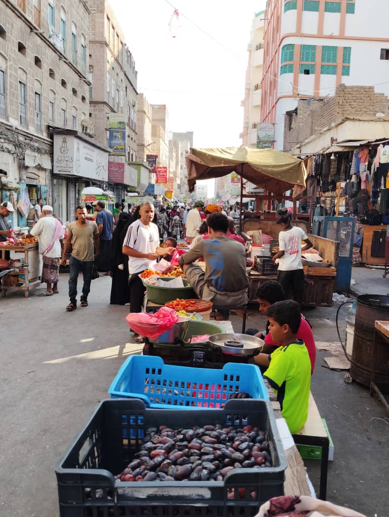 هكذا تبدو الأسواق الشعبية الرمضانيه في مدينة المكلا بحي العمال المعروف باسم شرج بإسالم "شاهد الصور" هكذا تبدو الأسواق الشعبية الرمضانيه في مدينة المكلا بحي العمال المعروف باسم شرج بإسالم "شاهد الصور"