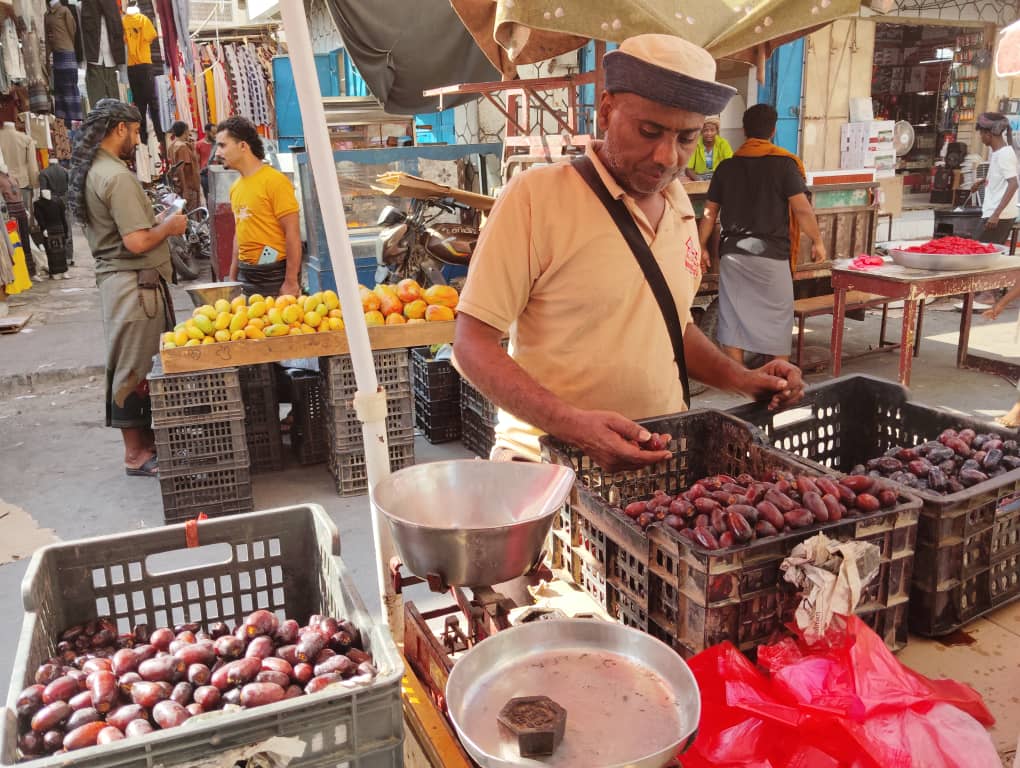 هكذا تبدو الأسواق الشعبية الرمضانيه في مدينة المكلا بحي العمال المعروف باسم شرج بإسالم "شاهد الصور" هكذا تبدو الأسواق الشعبية الرمضانيه في مدينة المكلا بحي العمال المعروف باسم شرج بإسالم "شاهد الصور"